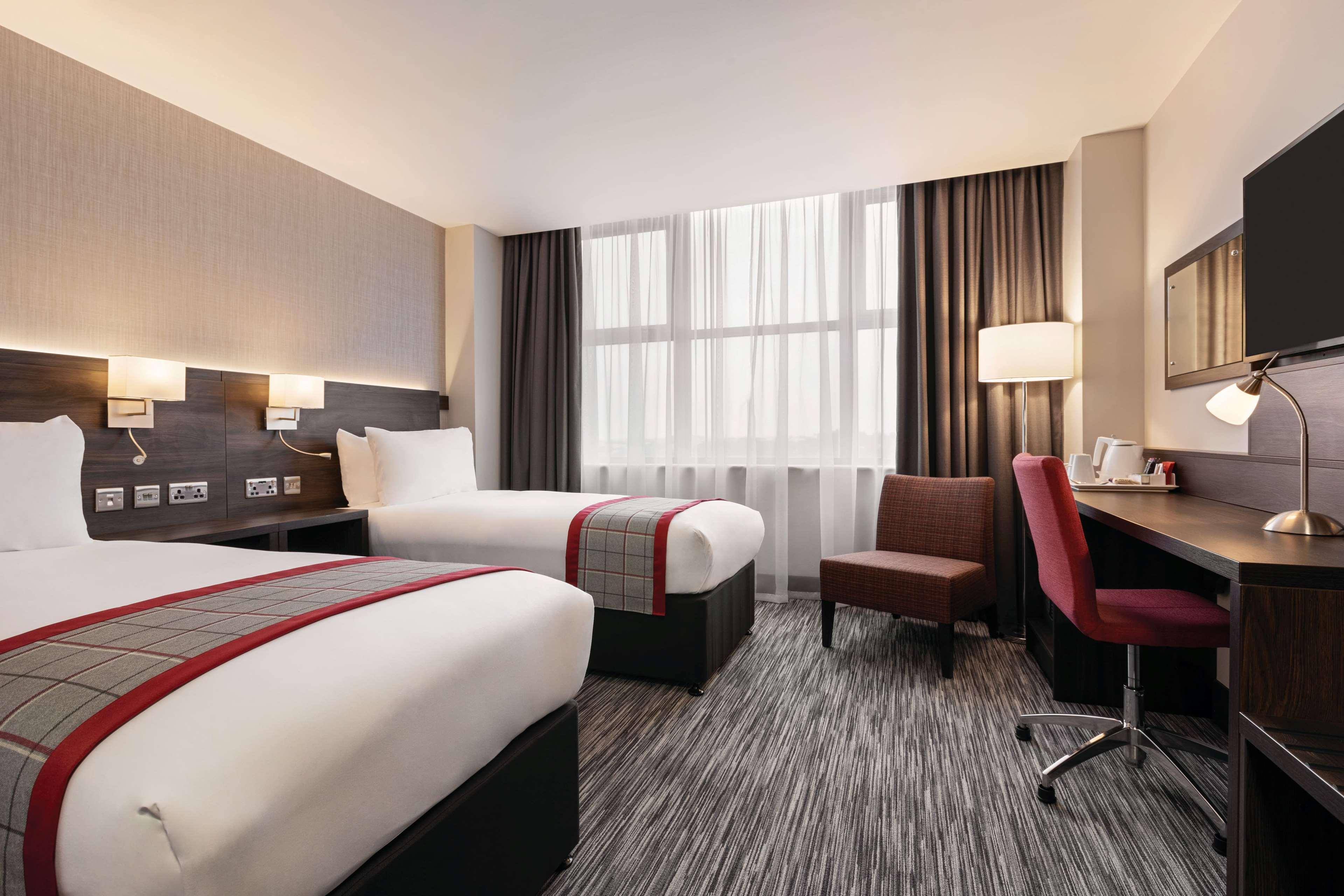 Hotel Ramada By Wyndham Leeds East Zewnętrze zdjęcie