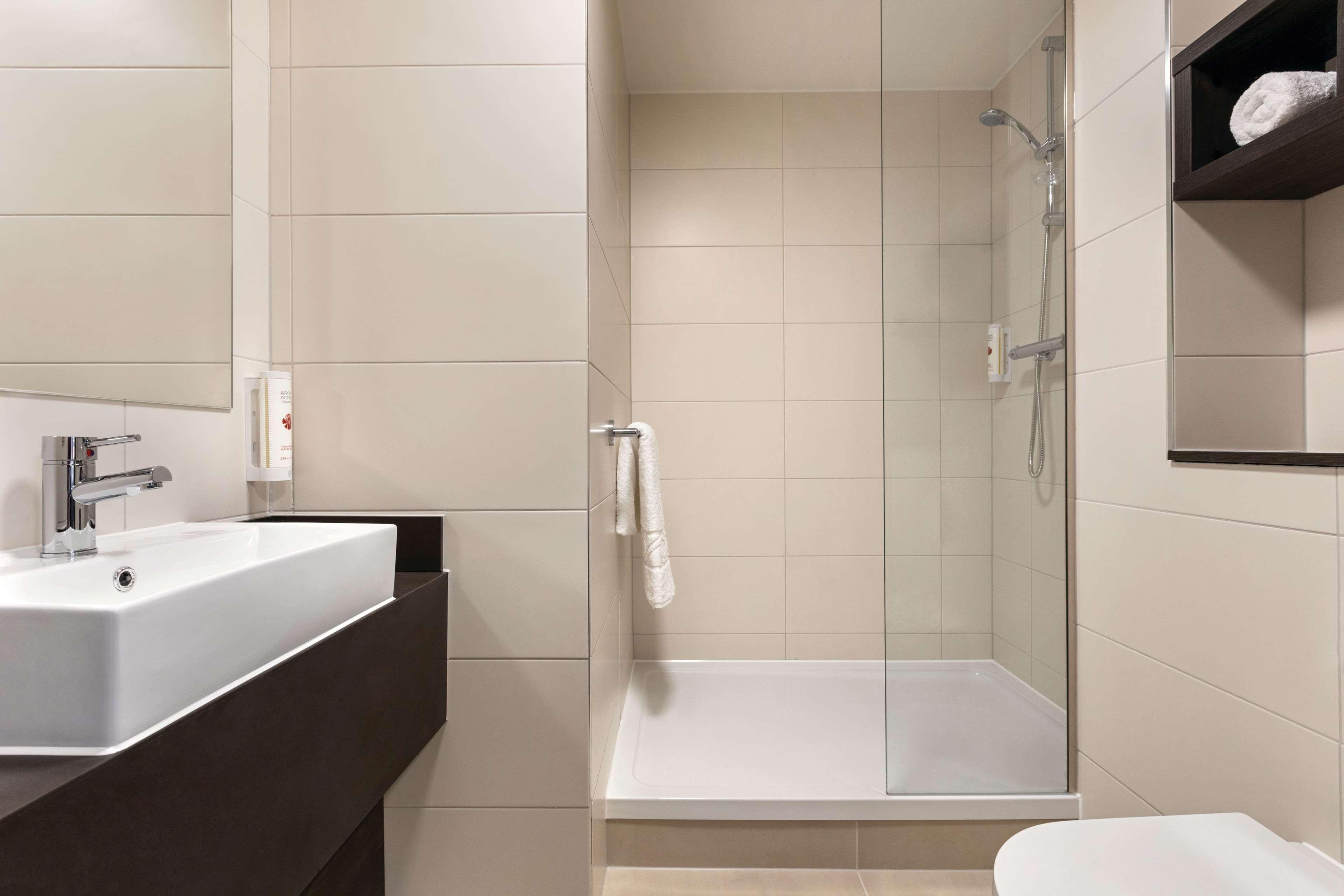 Hotel Ramada By Wyndham Leeds East Zewnętrze zdjęcie